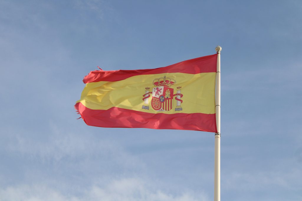 Flaga hiszpanii na tle nieba