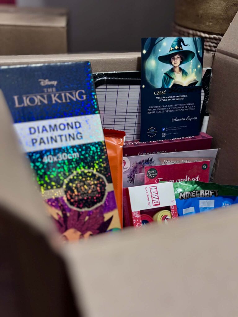 Karton z zestawami edukacyjnymi dla dzieci do nauki języka angielskiego